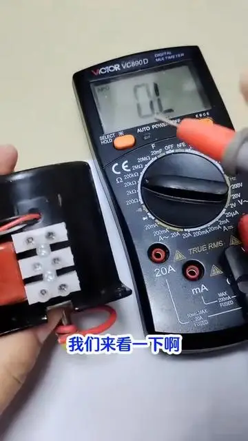 這個單相電機有三個接線柱，測一下它的兩個繞組